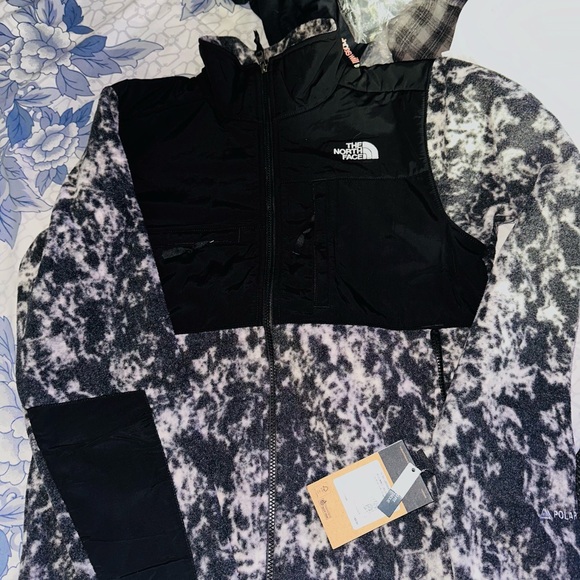 The North Face Men's Denali  Black and Gray Jacket - Picture 3 of 4